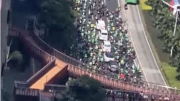 Iring-iringan Ribuan Driver Ojol mengantar jenazah Affan Kurniawan yang meninggal karena dilindas kendaraan taktis (rantis) Barracuda Brimob di sepanjang jalan Sudirman-Thamrin, Jakarta Jumat, 29/8. (Ist)