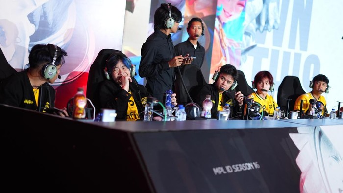 Babak reguler season Mobile Legends: Bang Bang Professional League Indonesia (MPL ID) S16 pekan kedua, dimulai hari ini. Onic akan kembali bermain, dan kali ini, berhadapan dengan Geek Fam.