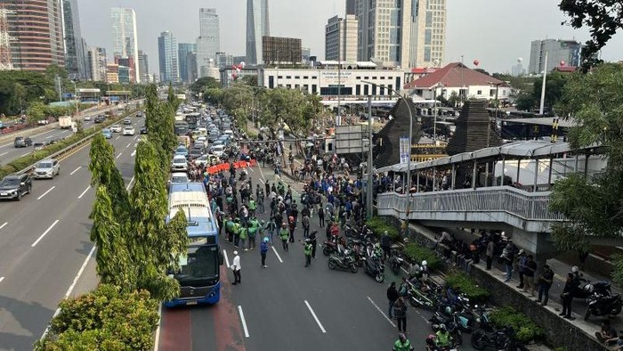 Situasi Jalan Gatot Subroto yang menyempit hingga menyisakan satu lajur saja menyusul demonstrasi mahasiswa di depan gerbang Polda Metro Jaya.