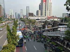 Jalan Gatot Subroto Tersendat Imbas Demo Mahasiswa di Polda Metro Jaya