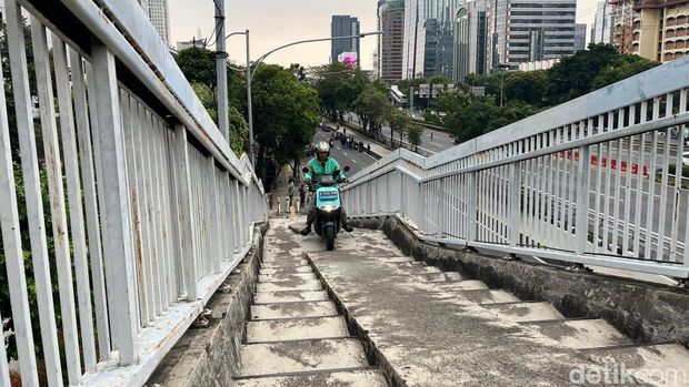Jalan Gatot Subroto arah Slipi ditutup imbas demo di depan Polda Metro Jaya