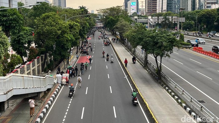 Jalan Gatot Subroto arah Slipi ditutup imbas demo di depan Polda Metro Jaya