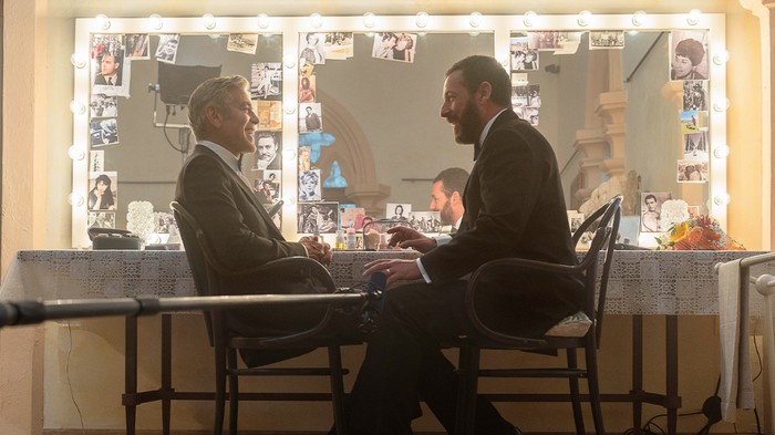 Cuplikan adegan dalam film Jay Kelly (2025).
