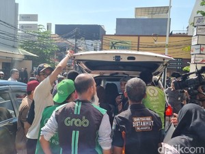 Dikawal Iringan Ojol, Jenazah Affan Kurniawan Diberangkatkan ke TPU Karet Bivak