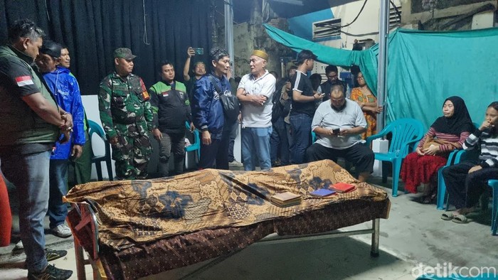 Jenazah Affan Kurniawan pengemudi ojek online (ojol) yang dilindas mobil rantis Brimob di Jakarta Pusat bakal dimakamkan di TPU Karet Bivak. (Taufiq S/detikcom)