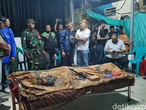 Jenazah Affan Kurniawan pengemudi ojek online (ojol) yang dilindas mobil rantis Brimob di Jakarta Pusat bakal dimakamkan di TPU Karet Bivak. (Taufiq S/detikcom)