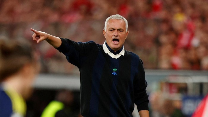 FILE PHOTO: Soccer Football - UEFA Champions League - Play Off - Second Leg - Benfica v Fenerbahce - Estadio da Luz, Lisbon, Portugal - August 27, 2025 Fenerbahce coach Jose Mourinho reacts REUTERS/Pedro Nunes/File Photo