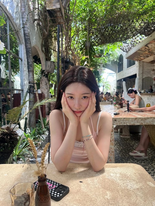 Selagi di Bali, Jung Chaeyeon mendatangi salah satu kafe aesthetic di Canggu dan menikmati smoothie bowl. Foto: dok. Instagram @j_chaeyeoni
