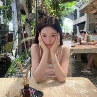 Selagi di Bali, Jung Chaeyeon mendatangi salah satu kafe aesthetic di Canggu dan menikmati smoothie bowl. Foto: dok. Instagram @j_chaeyeoni
