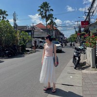 Mantan personel grup KPop DIA itu terlihat memakai tanktop, midi skirt, sandal jepit, lengkap dengan kacamata hitam. Cocok untuk suasana Bali yang santai, namun tetap stylish. Foto: dok. Instagram @j_chaeyeoni