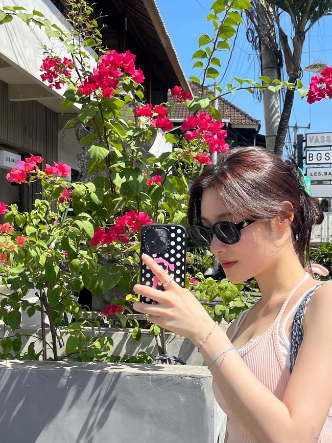 Bali telah lama menjadi destinasi favorit wisatawan Korea Selatan, termasuk kalangan selebriti. Kini giliran Jung Chaeyeon, yang menikmati momen liburan musim panasnya di Pulau Dewata. Foto: dok. Instagram @j_chaeyeoni