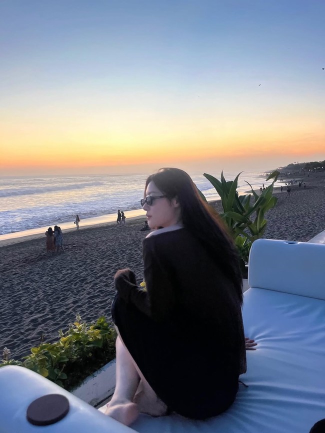 “kayaknya bali jadi tempat healing yang paling populer oleh seleb korsel ya,” “cantik banget unnie,” “have fun in bali,” seru penggemar Jung Chaeyeon. Foto: dok. Instagram @j_chaeyeoni