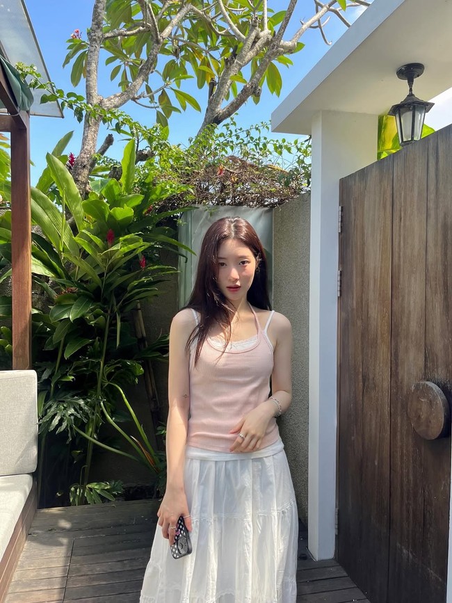 Di tengah penayangan drama terbarunya, Beyond the Bar, Jung Chaeyeon menyempatkan waktu untuk beristirahat sejenak dari kesibukannya. Foto: dok. Instagram @j_chaeyeoni