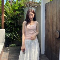 Di tengah penayangan drama terbarunya, Beyond the Bar, Jung Chaeyeon menyempatkan waktu untuk beristirahat sejenak dari kesibukannya. Foto: dok. Instagram @j_chaeyeoni