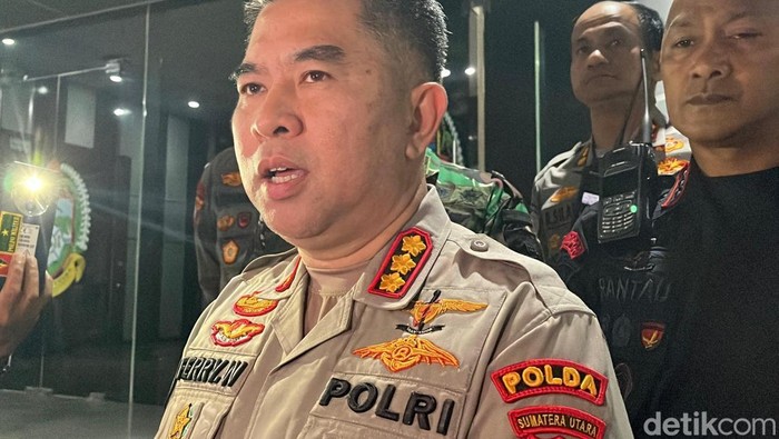 Kabid Humas Polda Sumut Kombes Ferry Walintukan saat diwawancarai di DPRD Sumut. (Foto: Fimta Rahyuni/detikSumut)