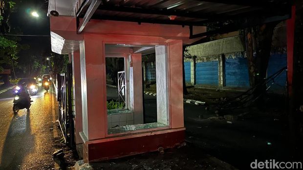 Kaca pos sekuriti Unhas pecah dilempari batu.
