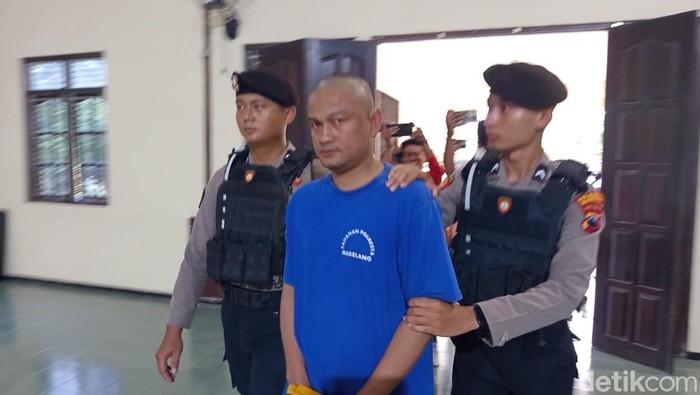 Kades Selomirah berinisial AS (38) tersangka korupsi dana desa Rp 935 juta saat rilis kasus di Polresta Magelang, Jumat (29/8/2025).