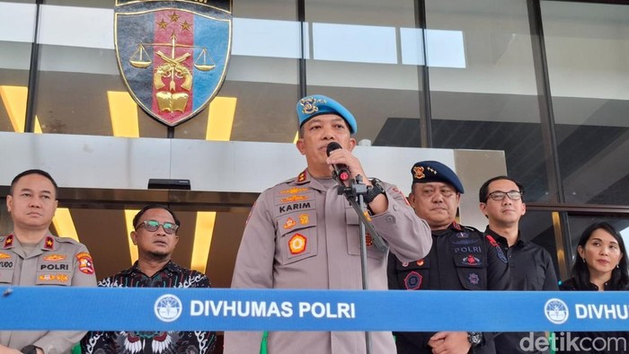 Kadiv Propam Polri Irjen Pol. Abdul Karim dan Dankorbrimob Polri Komjen Imam Widodo dalam jumpa pers kematian Affan Kurniawan