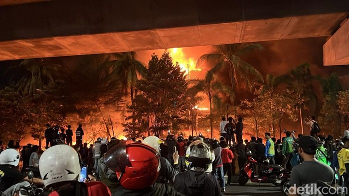 Kantor DPRD Makassar, Sulawesi Selatan (Sulsel), terbakar.