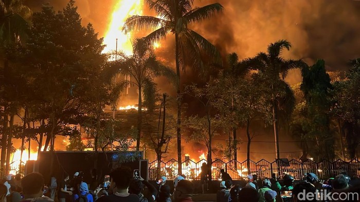 Kantor DPRD Makassar, Sulawesi Selatan (Sulsel), terbakar.