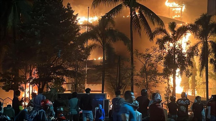 Kantor DPRD Makassar dibakar massa.