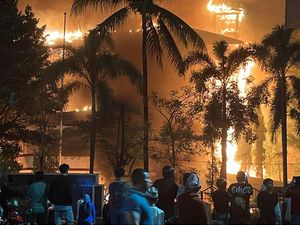 Gedung DPRD Makassar Dibakar Massa Saat Legislator-Walkot Rapat Paripurna