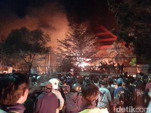 Ricuh, Gedung DPRD Sulsel Juga Kebakaran