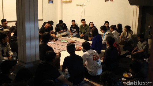 Suasana konsolidasi mahasiswa Unud-warga Denpasar digelar di kantor LBH Bali, Denpasar, Jumat (29/8/2025). (Aryo Mahendro/detikBali).