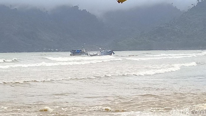 Kapal Nelayan Hanyut Terseret Gelombang Tinggi di Tulungagung,