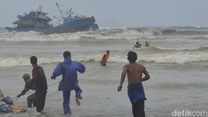 Kapal Nelayan Hanyut Terseret Gelombang Tinggi di Tulungagung