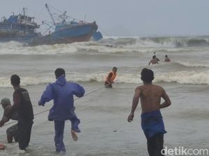 Kapal Nelayan Hanyut Terseret Ombak di Tulungagung, 27 ABK Dievakuasi