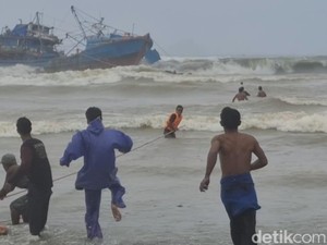 Kapal Nelayan Hanyut Terseret Ombak di Tulungagung, 27 ABK Dievakuasi