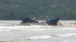 Evakuasi Kapal Nelayan Terseret Ombak di Tulungagung