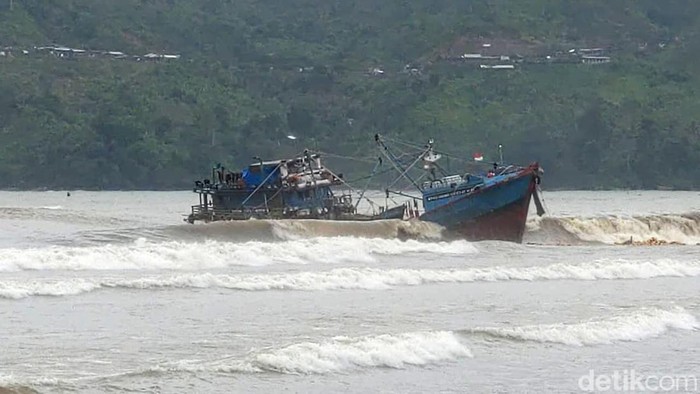 Kapal Nelayan Hanyut Terseret Gelombang Tinggi di Tulungagung Kapal Nelayan Hanyut Terseret Gelombang Tinggi di Tulungagung