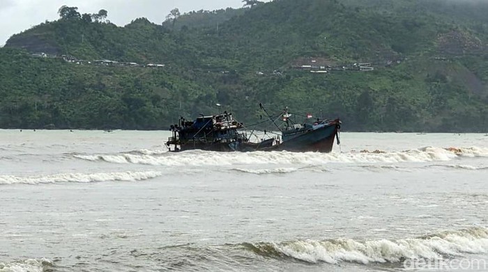 Kapal Nelayan Hanyut Terseret Gelombang Tinggi di Tulungagung