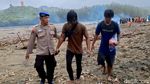 Evakuasi Kapal Nelayan Terseret Ombak di Tulungagung