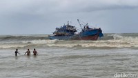 Kapal awalnya bersandar di Pelabuhan Popoh, Kecamatan Besuki, Tulungagung sejak Kamis kemarin untuk perbaikan mesin.