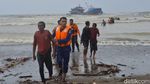 Evakuasi Kapal Nelayan Terseret Ombak di Tulungagung