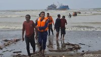 Mengetahui kapal hanyut kapten kapal berusaha menghidupkan mesin, namun gagal. Akibatnya kapal terus terseret ombak besar hingga kandas di Pantai Niyama sekitar tiga kilometer dari lokasi sandar.