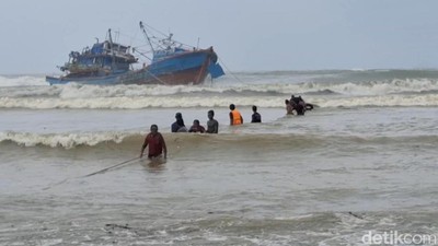 Evakuasi Kapal Nelayan Terseret Ombak di Tulungagung