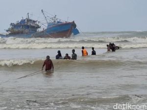 Evakuasi Kapal Nelayan Terseret Ombak di Tulungagung