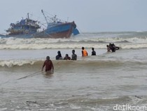 Evakuasi Kapal Nelayan Terseret Ombak di Tulungagung