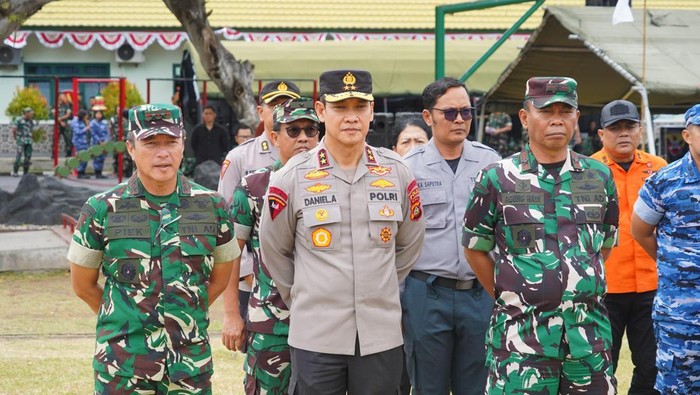 Kapolda Bali, Irjen Daniel Adityajaya, hadir dalam apel gelar pasukan Yon Komposit PRCPB Bali-Nusra di Pangkalan Yonif 900/SBW, Kelurahan Tuban, Kecamatan Kuta, Badung, Jumat (29/8/2025). (Dok. Polda Bali)