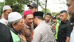 Momen Kapolda Metro Hadiri Pemakaman Affan Kurniawan-Peluk Ayah Korban