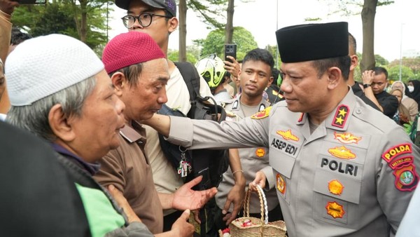 Momen Kapolda Metro Hadiri Pemakaman Affan Kurniawan-Peluk Ayah Korban