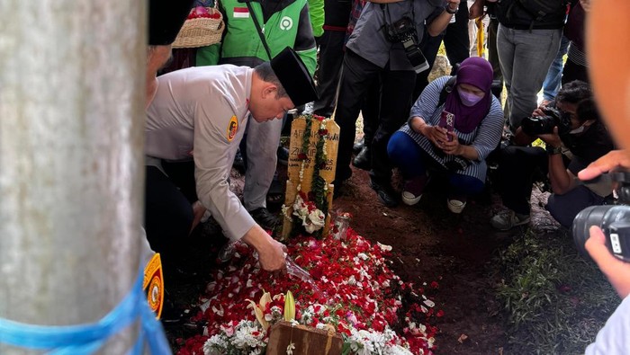 Kapolda Metro Jaya Irjen Asep Edi Suheri Kapolda Metro Jaya Irjen Asep Edi Suheri hadiri pemakaman Affan Kurniawan