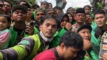 Momen Kapolda Metro Hadiri Pemakaman Affan Kurniawan-Peluk Ayah Korban