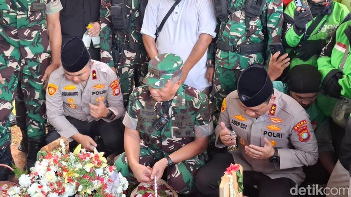Kapolda Metro Jaya Irjen Pol. Asep Edi Suheri menghadiri pemakaman driver ojek online yang tewas dilindas kendaraan taktis Brimob di TPU Karet Bivak, Jakarta.