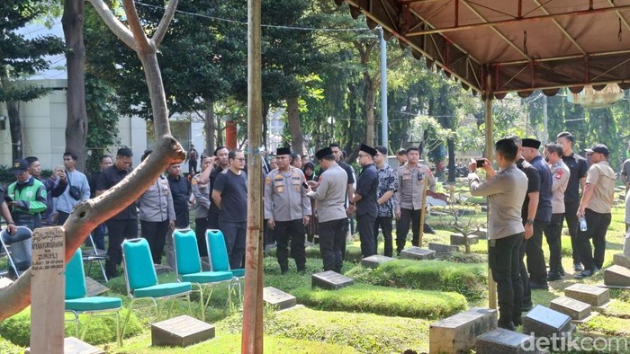 Kapolda Metro menghadiri pemakaman Affan di TPU Karet Bivak