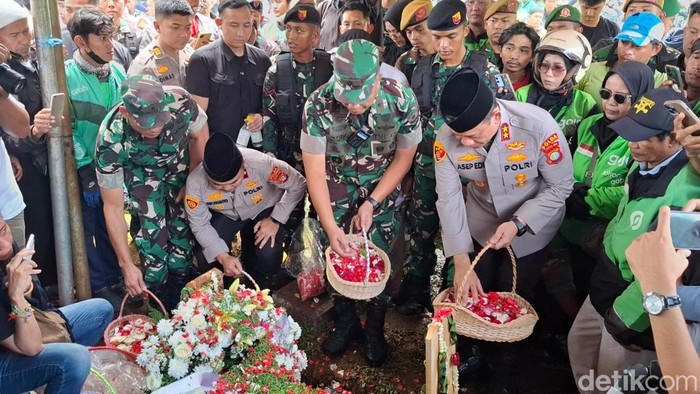 Kapolda Metro Tabur Bunga di Makam Affan Kurniawan